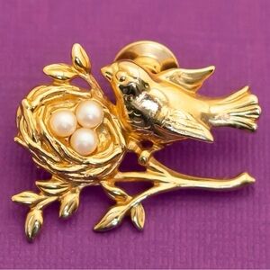 Vintage AVON Gold Tone Bird & Nest Brooch Pin - 3 Faux Pearl Eggs